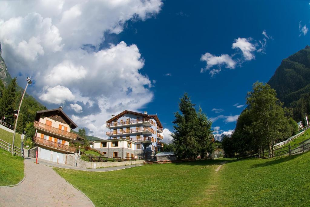 Laghetto Alpine Hotel&Restaurant Brusson Esterno foto